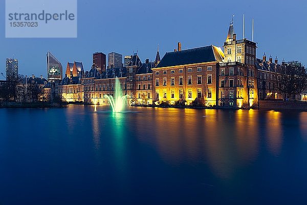 Binnenhof in der Abenddämmerung  Sitz des niederländischen Parlaments  Den Haag  Holland  Niederlande