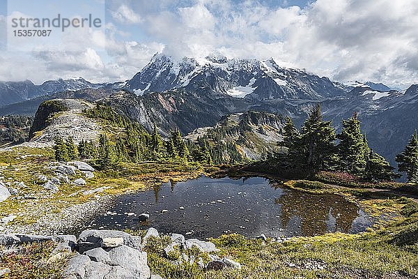 Blick vom Tabletop Mountain auf einen kleinen Bergsee und den Berg Shuksan  Mount Baker-Snoqualmie National Forest  Washington  USA  Nordamerika