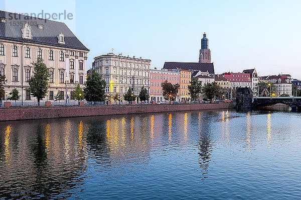 Abendstimmung an der Oder  im Hintergrund die Elisabethkirche  Breslau  Polen  Europa