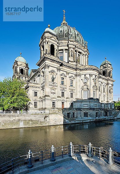 Berliner Dom am Ufer der Spree  Berlin  Deutschland  Europa