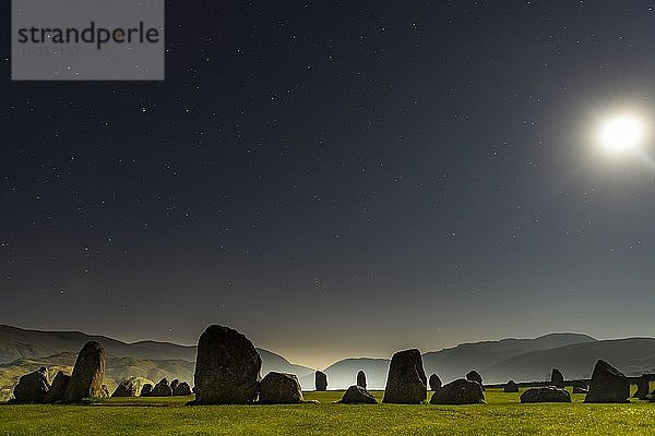 Steinkreis bei Vollmond mit Sternenhimmel  Keswick  Yorkshire Dales National Park  Mittelengland  Großbritannien
