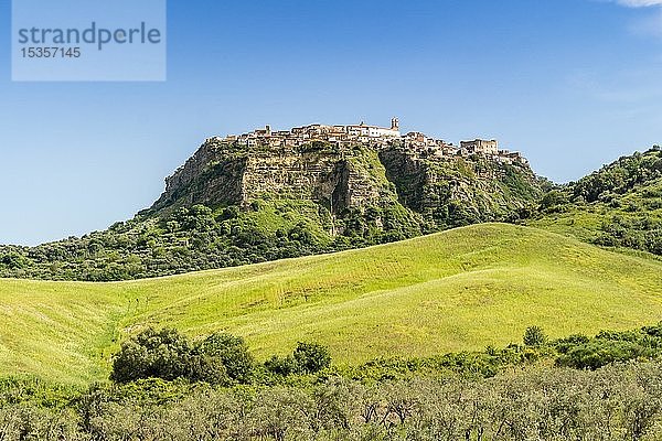 Blick auf das historische Dorf Santa Severina in der hügeligen Region  Kalabrien  Italien  Europa