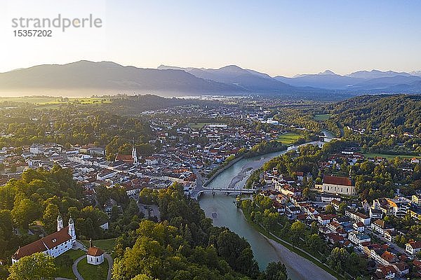 Bad Tölz und Isar im Morgenlicht  Luftbild  Isarwinkel  Tölzer-Land  Oberbayern  Bayern  Deutschland  Europa