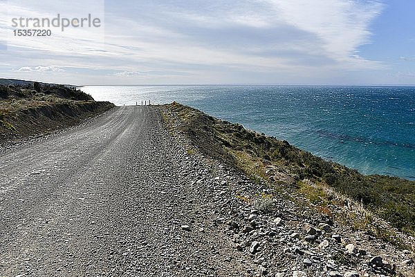 Küstenstraße  Schotterstraße in Tierra del Fuego  zwischen Porvinier und Ushuaia  Grenze zu Chile  Argentinien  Südamerika