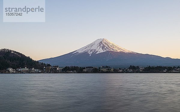 Abendstimmung  Blick über den Kawaguchi-See zum Vulkan Mt. Fuji  Präfektur Yamanashi  Japan  Asien