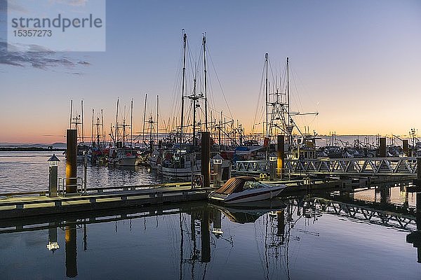 Fischerboote im Hafen von Steveston bei Sonnenuntergang  Fraser River  Vancouver  British Columbia  Kanada  Nordamerika