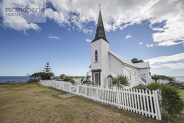 Christliche weiße Maori-Kirche mit Zaun in Raukokore  East Cape  Nordinsel  Neuseeland  Ozeanien