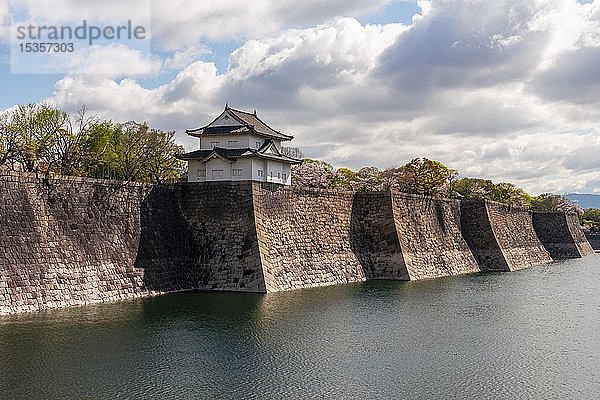 Schloss Osaka mit Wassergraben  Osaka Castle Park  Ch??-ku  Osaka  Japan  Asien