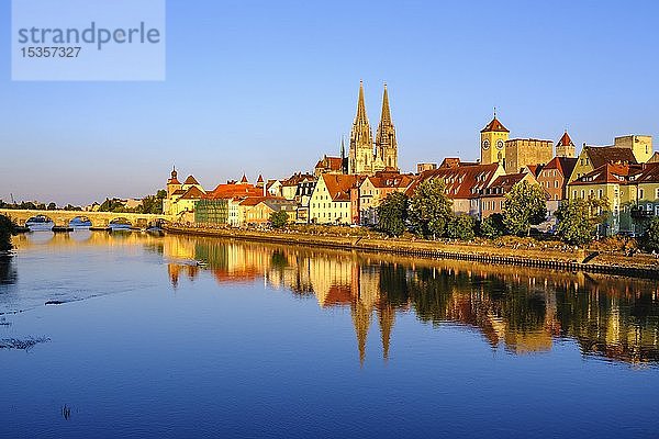 Steinerne Brücke über die Donau und Altstadt mit Dom  Regensburg  Wasserspiegelung  Oberpfalz  Bayern  Deutschland  Europa