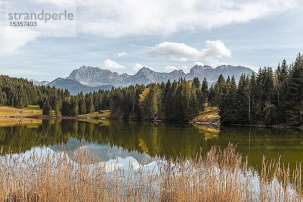 Geroldsee im Herbst  Mittenwald  Karwendel  Bayern  Deutschland  Europa