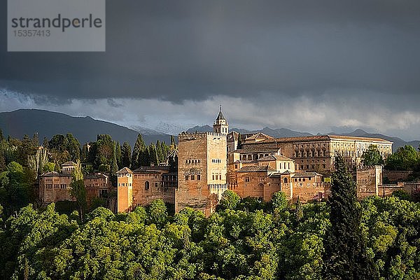 Maurische Stadtburg Alhambra mit Gewitterhimmel  Nasridenpaläste  Palast Karl der Fünfte  hinter Sierra Nevada  Granada  Andalusien  Spanien  Europa