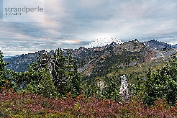 Berglandschaft im Herbst  Blick auf den Mt. Baker mit Schnee und Gletscher  Mt. Baker-Snoqualmie National Forest  Washington  USA  Nordamerika