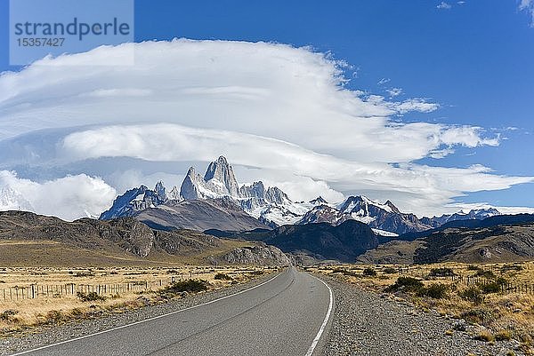Straße nach El Chalten vor der Bergkette mit dem markanten Berg Monte Fitz Roy  Nationalpark Los Glaciares  Provinz Santa Cruz  Patagonien  Argentinien  Südamerika