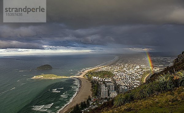 Panoramablick auf den Bezirk Mount Manganui und den Hafen von Tauranga  Blick vom Mount Maunganui mit Regenbogen  Bay of Plenty  Nordinsel  Neuseeland  Ozeanien