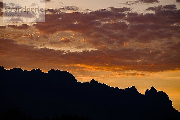 Silhouette der schlafenden Hexe bei Sonnenuntergang  Lattengebirge  Berchtesgadener Land  Bayern  Deutschland  Europa