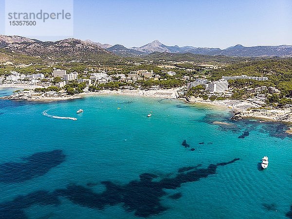 Luftaufnahme  Ansicht der Touristenstadt Peguera mit Hotels und Stränden  Costa de la Calma  Region Caliva  Mallorca  Balearen  Spanien  Europa