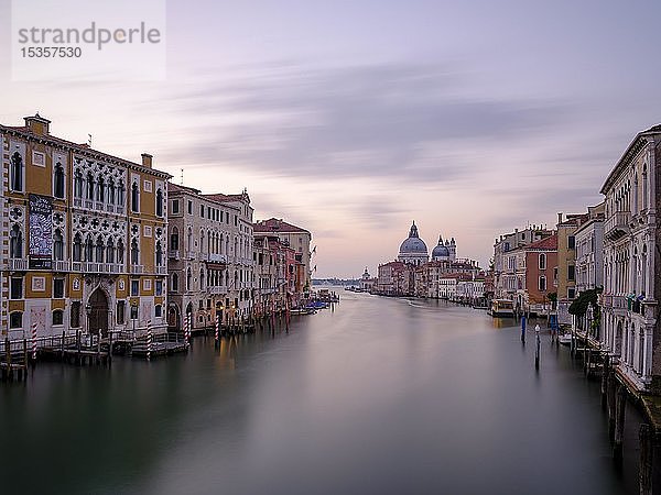 Canal Grande  im Hintergrund die Kirche Santa Maria della Salute  Venedig  Venetien  Italien  Europa