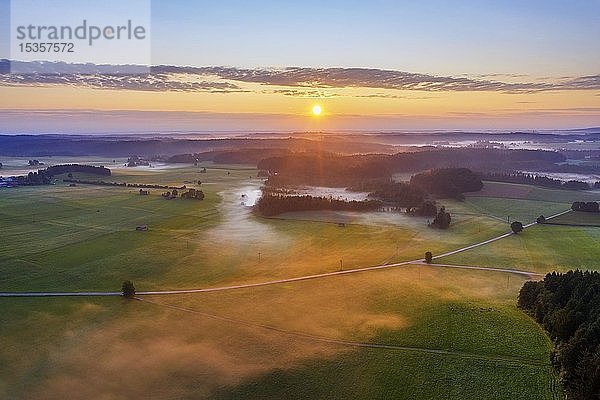 Sonnenaufgang bei Dietramszell  Tölzer Land  Luftbild  Oberbayern  Bayern  Deutschland  Europa