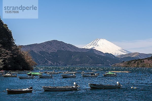 Ashi-See mit ankernden Booten  Berg Fuji im Hintergrund  Hakone  Fuji-Hakone-Izu-Nationalpark  Japan  Asien