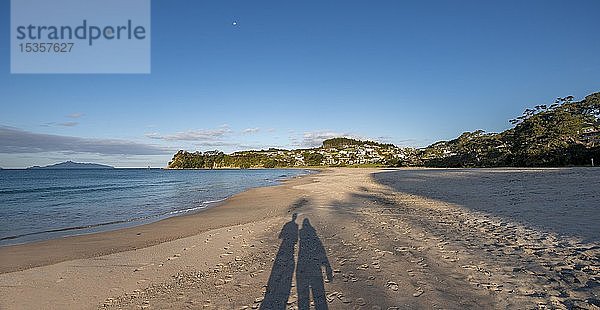 Schatten von zwei Personen  Paar am Strand  Langs Beach  Northland  Nordinsel  Neuseeland  Ozeanien