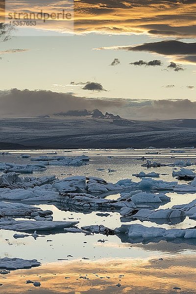 Kleine Eisberge in der Gletscherlagune Jökulsárlón bei Sonnenuntergang  Südisland  Islanda