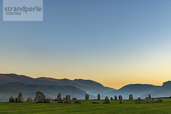 Steinkreis zur blauen Stunde  Keswick  Yorkshire Dales National Park  Mittelengland  Großbritannien