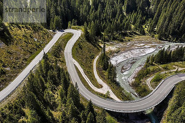 Luftaufnahme von Serpentinen auf dem Namlospass  Lechtaler Alpen  Tirol  Österreich  Europa