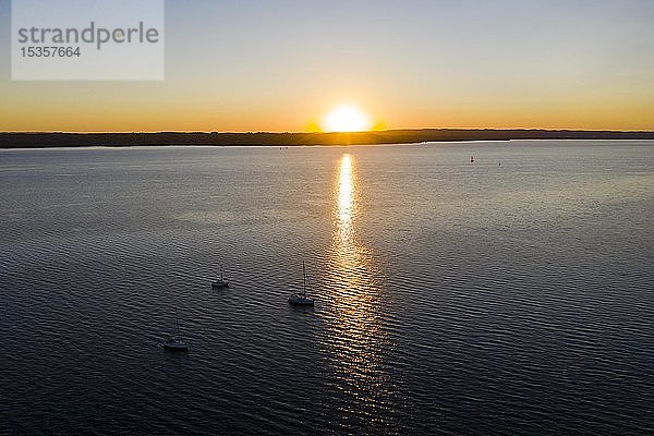 Segelboote im Sonnenuntergang auf dem Starnberger See  Fünfseenland  Oberbayern  Bayern  Deutschland  Europa