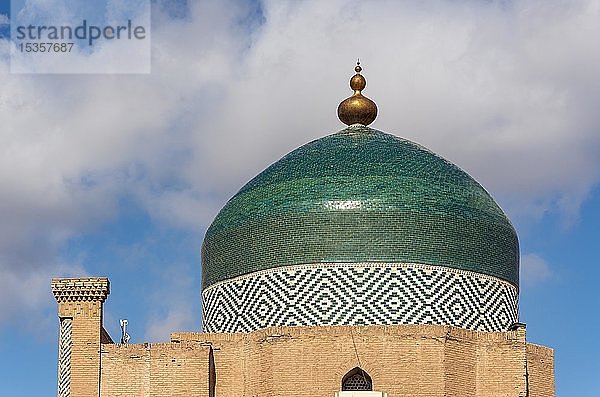 Türkisfarbene Kuppel des Mausoleums von Makhmud Pakhlavan  Pahlavon Mahmud  Chiva  Usbekistan  Asien
