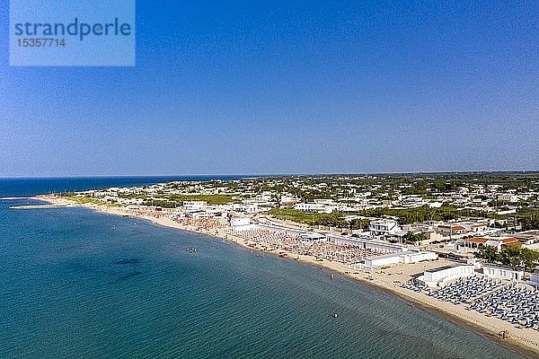 Luftaufnahme  öffentlicher Strand am Meer  Spiaggiabella Beach  Torre Rinalda  Lecce  Apulien  Italien  Europa