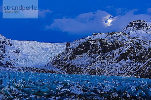 Vollmond über dem Svinafellsjökull  Skaftafell-Nationalpark  Südost-Island  Island  Europa