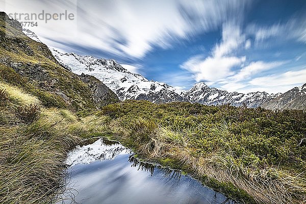 Berge spiegeln sich in kleinem Bergsee  Sealy Tarns  Mount Cook im Hintergrund  Mount Cook National Park  Südliche Alpen  Canterbury  Südinsel  Neuseeland  Ozeanien