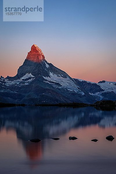 Matterhorn bei Sonnenaufgang gespiegelt im Stellisee  Zermatt  Wallis  Schweiz  Europa