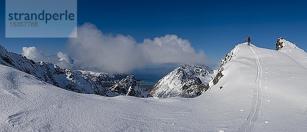 Skitourengeher auf Pilan  Austvågøy  Lofoten  Norwegen  Europa