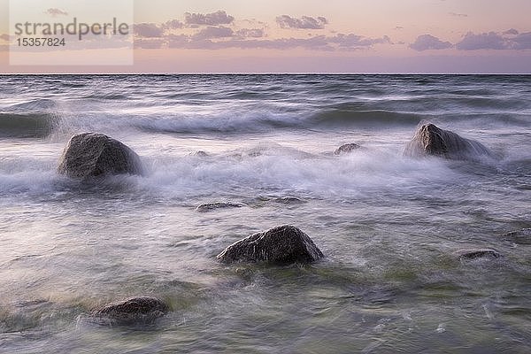 Von den Wellen gewaschene Steine an der Ostseeküste im Abendlicht  Insel Mön  Dänemark  Europa