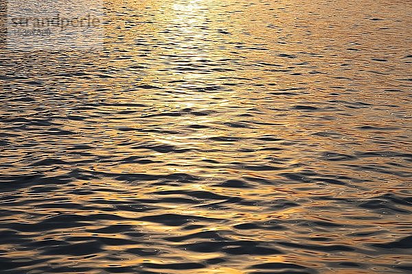Wellen und Lichtreflexe auf der Wasseroberfläche  Sonnenuntergang  Rügen  Mecklenburg-Vorpommern  Deutschland  Europa