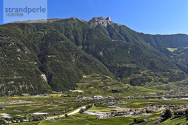 Der Gipfel des Pierre Avoi erhebt sich über dem Rhonetal bei Saxon  Wallis  Schweiz  Europa