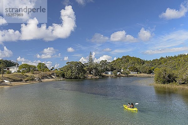 Kajakfahrer auf dem Whangarei River  Bezirk Whangarei  Northland  Nordinsel  Neuseeland  Ozeanien