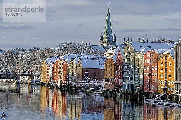 Lagerhäuser  Fluss Nidelv  Nidarosdom  Trondheim  Norwegen  Europa