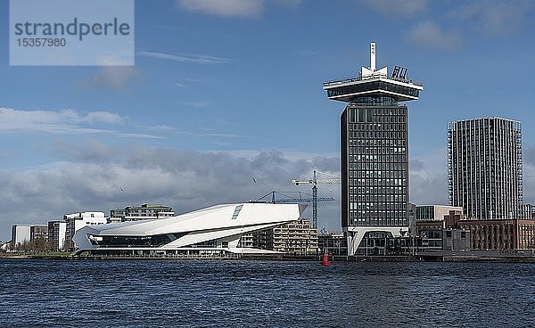 Gebäude des modernen Kulturzentrums EYE Filmmuseum mit dem A'DAM-Turm und der Aussichtsplattform  Amsterdam  Nordholland  Niederlande