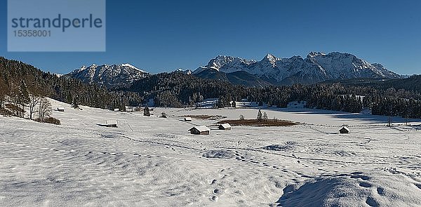 Gefrorener Geroldsee im Winter vor dem Karwendelgebirge  Mittenwald  Oberbayern  Bayern  Deutschland  Europa