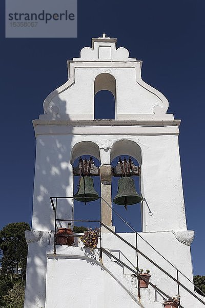 Weißer Glockenturm des Klosters Vlacherna  Halbinsel Kanoni  Insel Korfu  Ionische Inseln  Griechenland  Europa