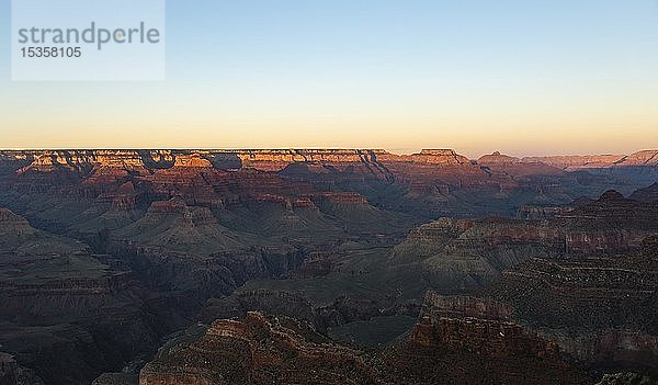 Canyonlandschaft  erodierte Felslandschaft  Grand Canyon bei Sonnenuntergang  South Rim  Grand Canyon National Park  Arizona  USA  Nordamerika