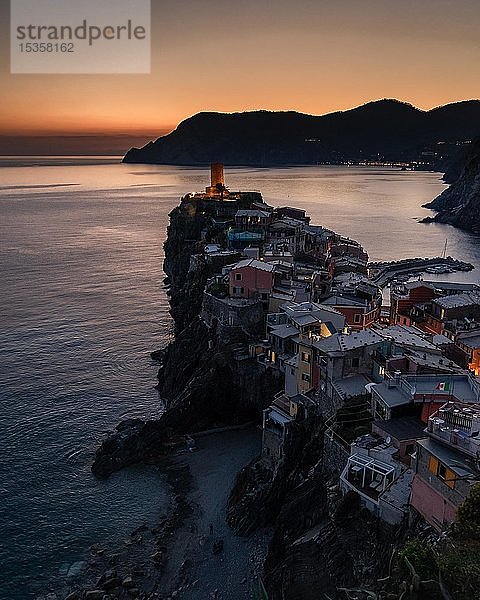 Ortsansicht Vernazza bei Sonnenuntergang  Luftaufnahme  Cinque Terre  Ligurien  Italien  Europa