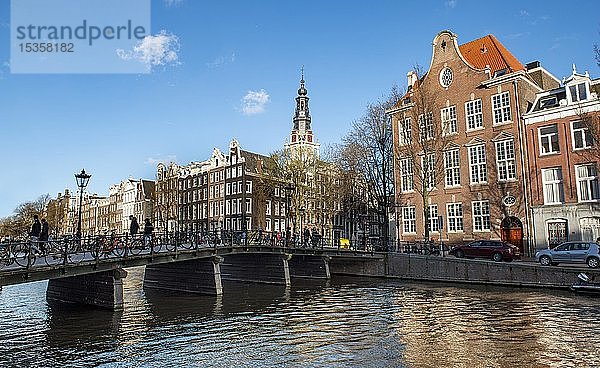 Brücke und historische Häuser an der Kloveniersburgwal mit Zuiderkerk  Amsterdam  Holland  Niederlande