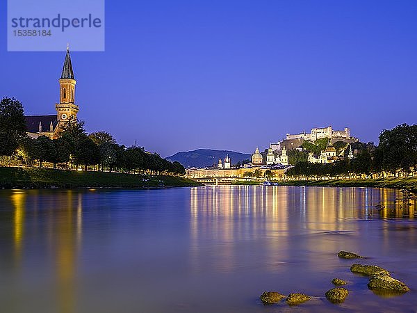 Stadtansicht  Altstadt und Festung Hohensalzburg über dem Fluss Salzach in der Abenddämmerung  Salzburg  Land Salzburg  Österreich  Europa