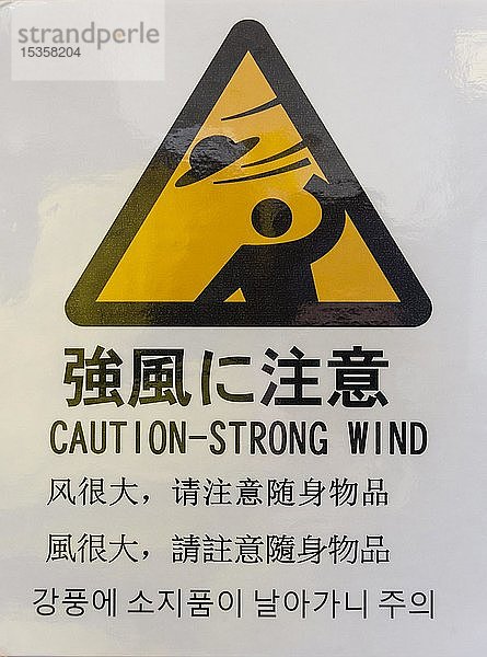 Warnschild in Englisch und Japanisch  Achtung starker Wind  Osaka  Japan  Asien
