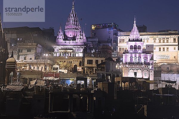 Tempel am Manikarnika Ghat bei Nacht  Varanasi  Uttar Pradesh  Indien  Asien