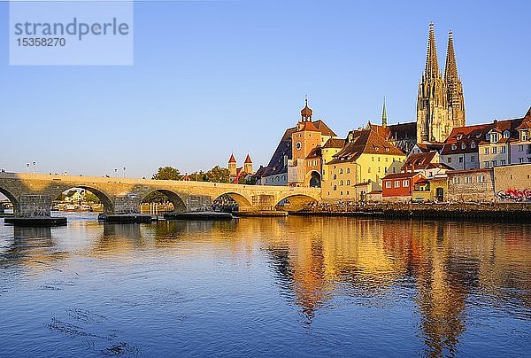 Steinerne Brücke über die Donau und Altstadt mit Dom  Regensburg  Oberpfalz  Bayern  Deutschland  Europa