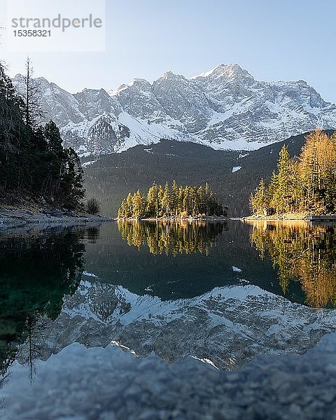 Eibsee mit Zugspitze  Wasserspiegelung  Bäume  Garmisch-Partenkirchen  Deutschland  Europa